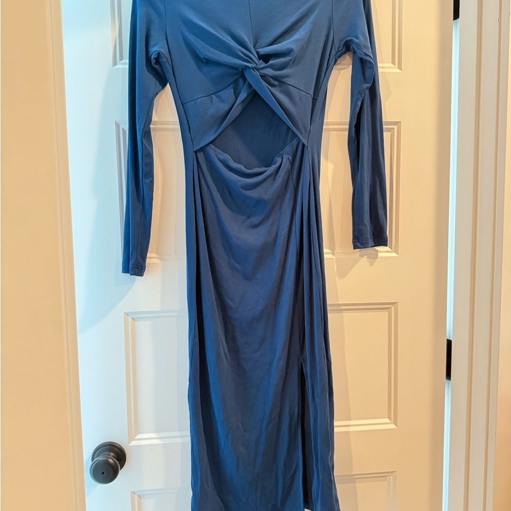 Elegant Blue Long-Sleeve Dress